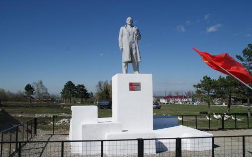 В поселке Октябрьский КЧР состоялся митинг, посвященный второму открытию  памятника Ленину. Первый раз памятник был открыт 22 апреля 1980 года. Во  времена «демократов» он пришел в аварийное состояние. Коммунисты его  отремонтировали и